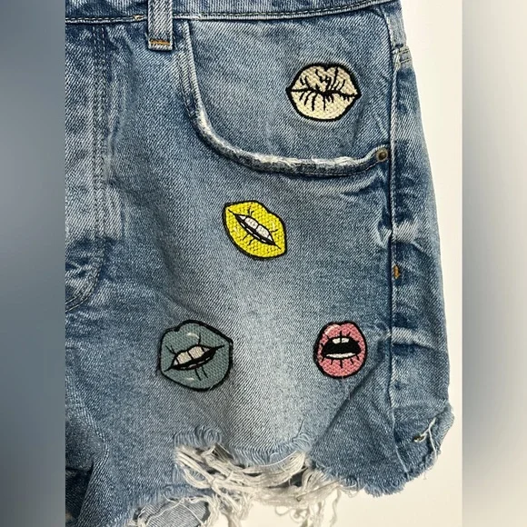 Zara Trafaluc Lips Patch Distressed Denim Shorts US 6 - Picture 3 of 8